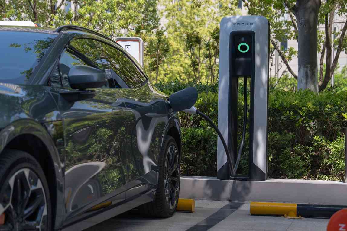 百亿资金“备战”，车企集体“囤粮”